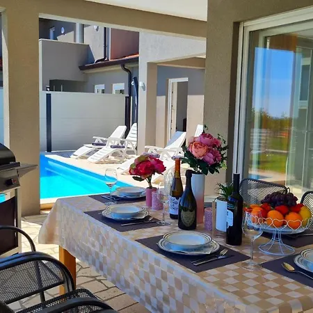 빌라 Robert Kaštelir